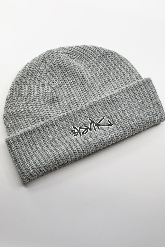 TAG CABLE KNIT BEANIE - GREY