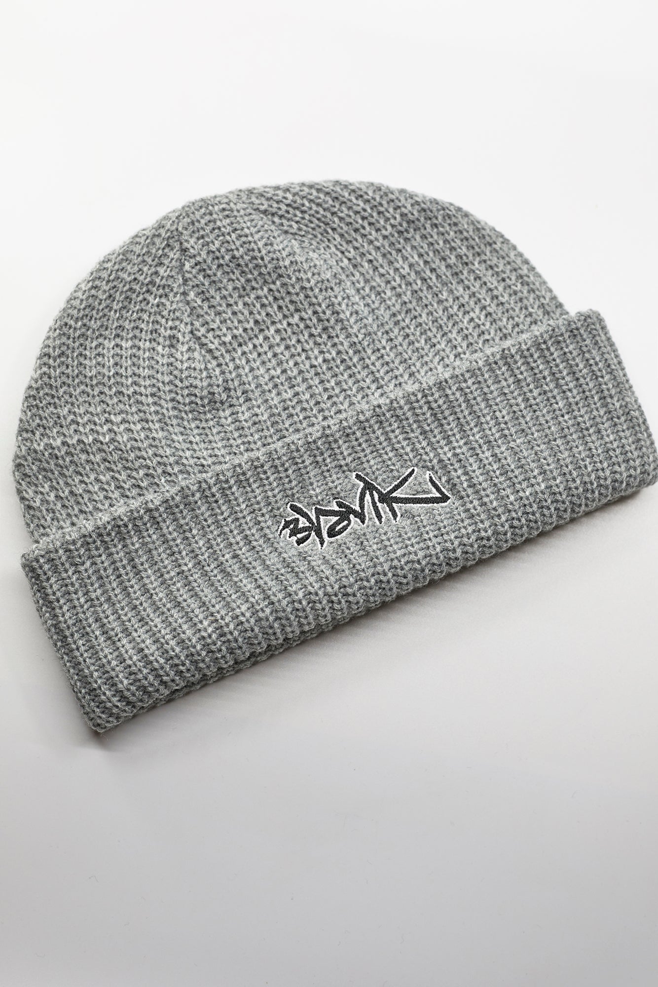 TAG CABLE KNIT BEANIE - GREY